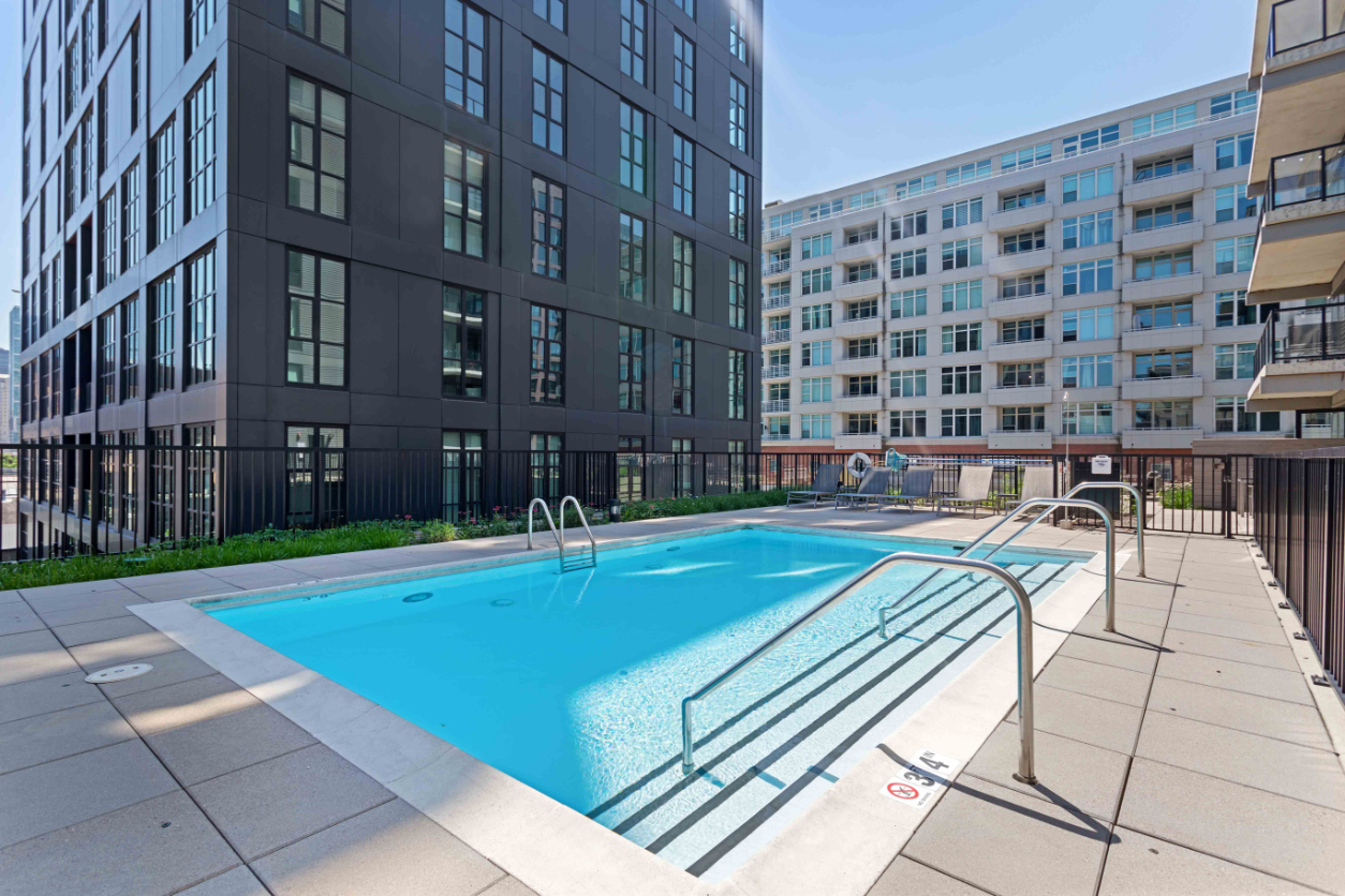 Pool at Circa 922