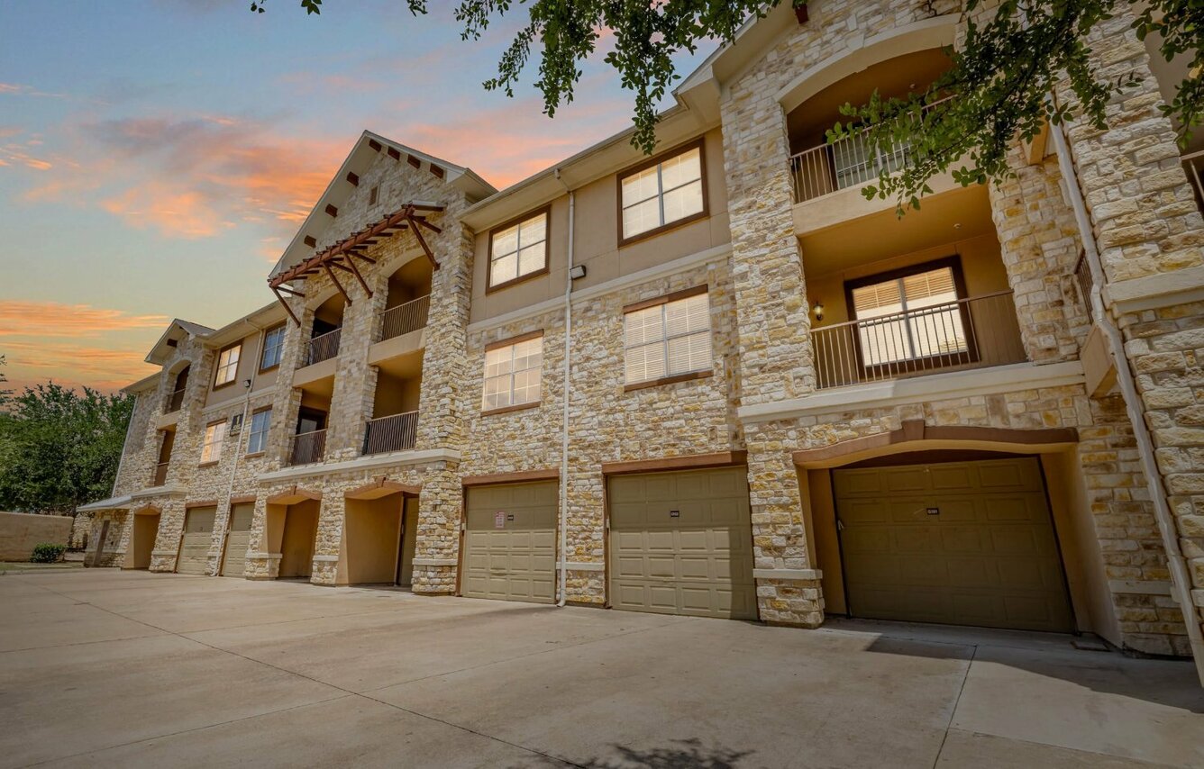 Arioso Apartments & Townhomes 8 of 12
