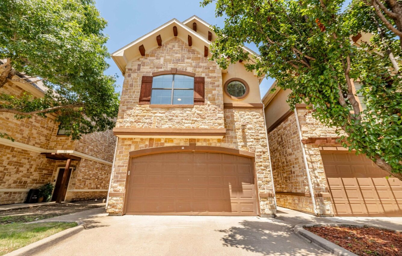 Arioso Apartments & Townhomes 11 of 12